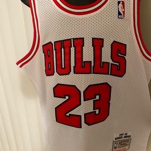 Michael Jordan Mitchell & Ness Men's Chicago Bulls '97-'98 White Classics Jersey